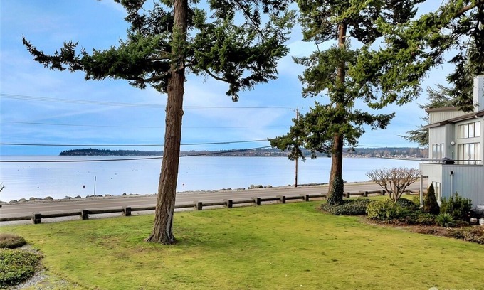 Birch Bay Condo | Classy, Fully remodeled Modern Condo, Indoor Pool and 3 min walk to the Beach