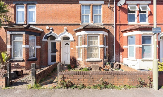 Eastleigh Apartment | Classy Home near Southampton Airport -Free parking