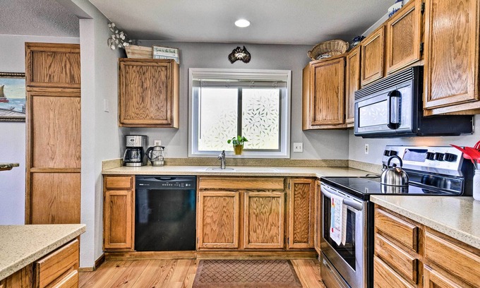 Hood River Apartment | Classy Hood River Condo with Mt. Adams Views!