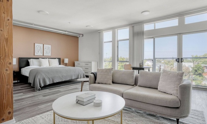 Del Rey Apartment | Classy Marina Del Rey Studio w/Gym & Pool, nr Shops & 405, by Blueground