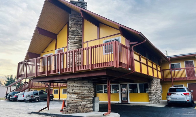 Rockford Hotel | Clayton House Motel