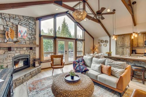 Cle Elum House | Cle Elum Cabin with Hot Tub, Fire Pit and Deck!