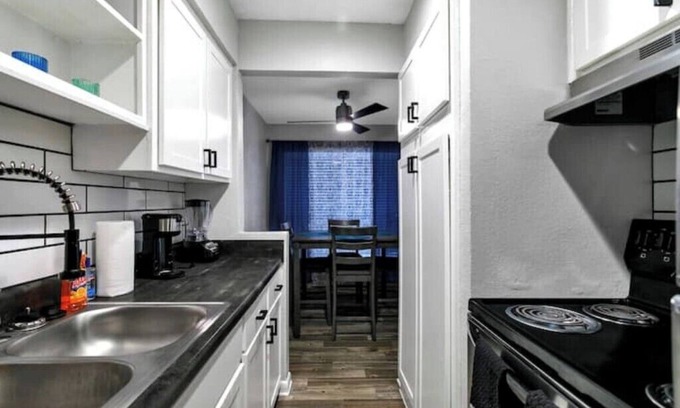 Central Arlington Apartment | Clean 2 Min To AT&T Stadium Sleeps 8 FREE Parking