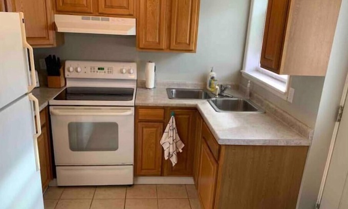 Lansing Apartment | Clean 3 bedroom apartment in safe neighborhood