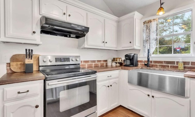 Spring Hill Apartment | Clean 3BR · Quiet Block · Backyard with Hoop