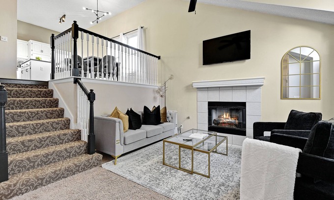 Overland Park House | Clean and Chic Home In Overland Park