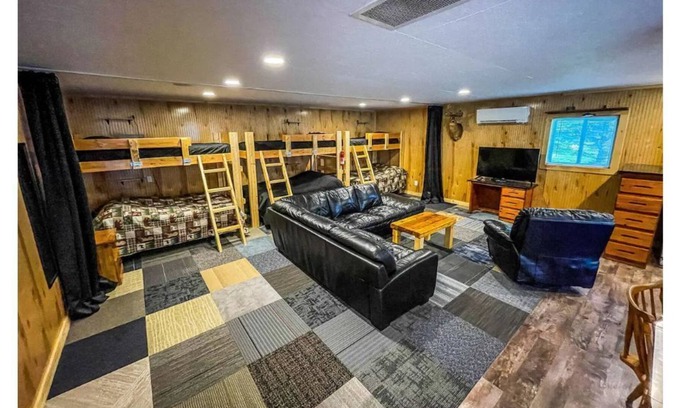 Pinconning House | Clean and Comfortable Camp Close to the Bay