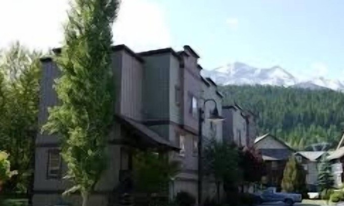 Pemberton House | Clean and Comfortable base for a family/group of 5.