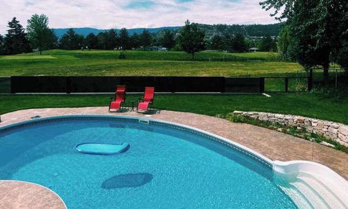 Central Okanagan House | Clean and Comfortable House with Swimming Pool on Golf Course