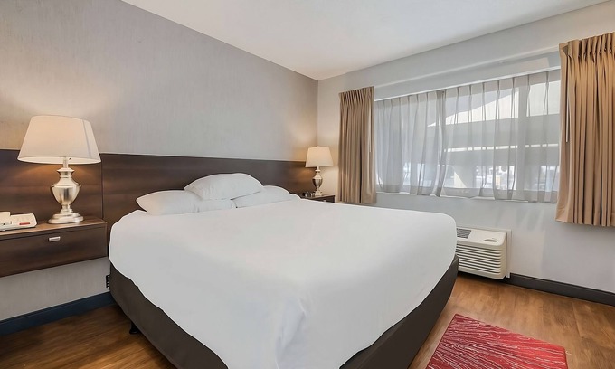Ontario Hotel | Clean and Comfortable! Pool, Free Parking, Free Breakfast, Pets Allowed Here