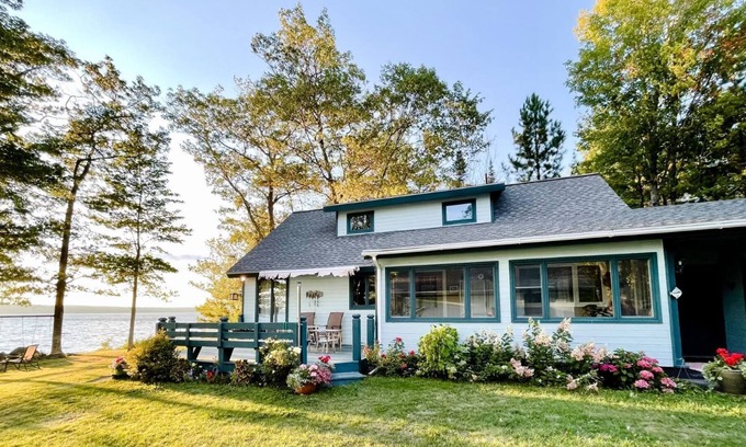 Lake Linden House | Clean and Cozy Cabin with Hot Sauna, Watersports + Snowmobiling
