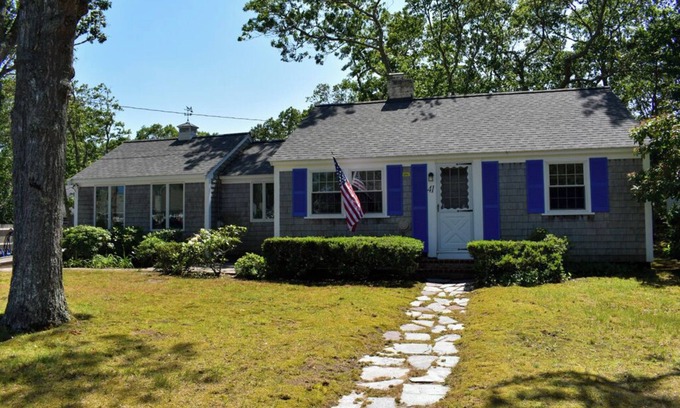 West Dennis House | Clean and cute home 3 bedroom, 2 bath house less than 1 mile to beaches