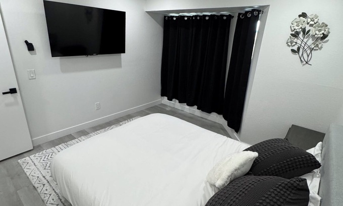 Hesperia House | Clean and Modern 4 Bedroom vacation home