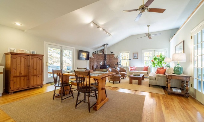 Southbury Cottage | Clean & Bright 2 Bedroom Cottage shares 8 Acres