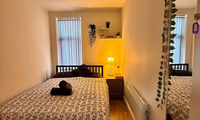 Rusholme House | Clean & Bright Room with Free WiFi