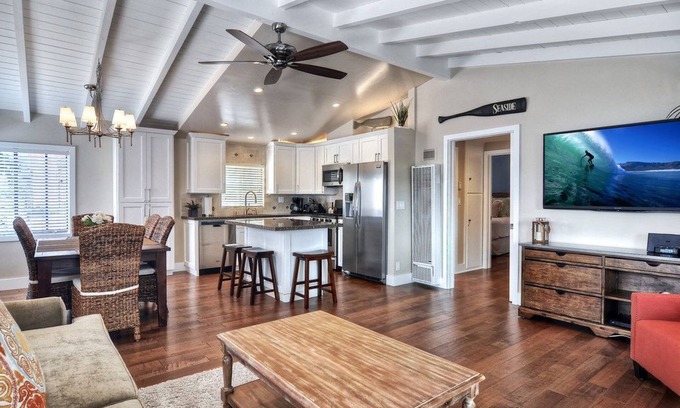 Corona del Mar Condo | Clean & Close to Beach & Village with A/C-Loft & Garage