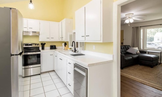 Hutchinson House | Clean & Comfortable Cottage in the Heart of Hutch!