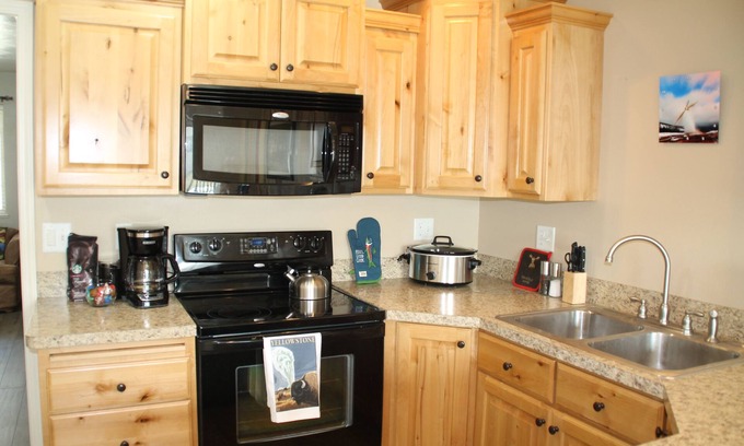 Ammon House | Clean & Comfortable Townhome|Near Costco|Self-Checkin|Great for kids|Rest& Relax