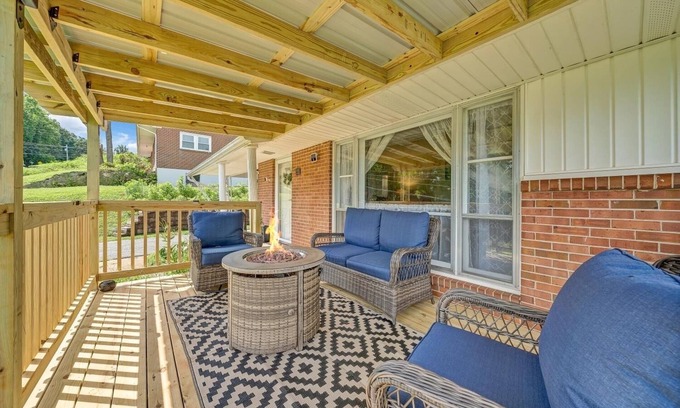 Collinsville House | Clean, Convenient and Comfortable 3BR home