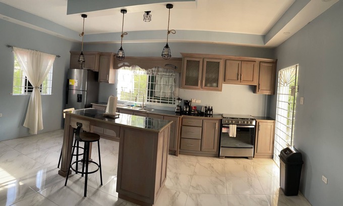 May Pen House | Clean Cosy unit in May Pen. Lots of natural lighting and cool breeze awaits you!