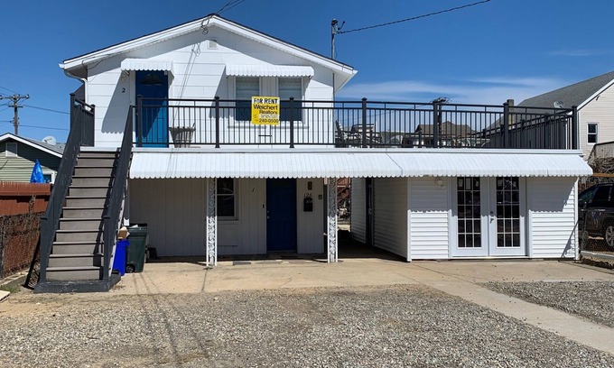 Seaside Heights Apartment | Clean/cozy, 2 BLK to beach, 1st Floor, central air/back yard, parking+4 badges