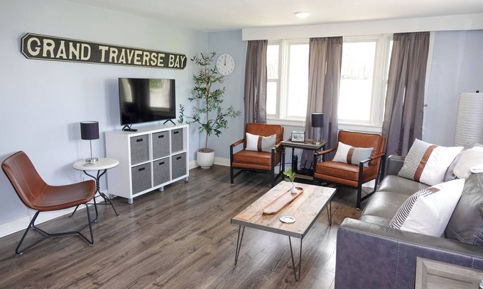 Acme House | Clean & Cozy - 3 BDR House - Close to Traverse City - Bay- Beach- Horse Show