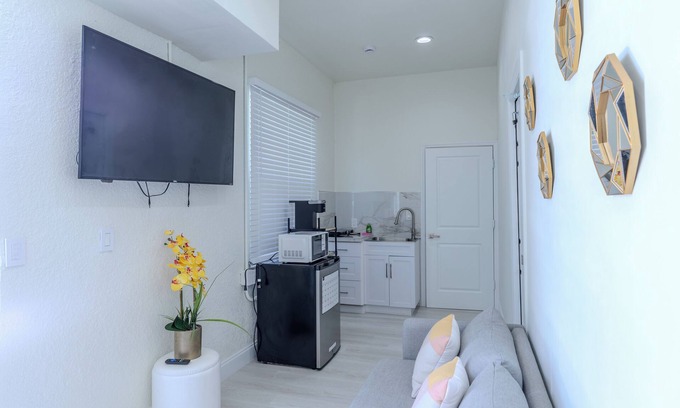 Sunshine Apartment | Clean Cozy & Charming 2-bedroom Apt near Jetblue Park, Walmart & RSW in Ft Myers