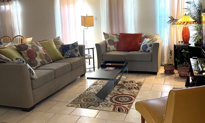 South Side House | Clean & Cozy, Elegant & Comfortable, Home for families and friends in safe area!