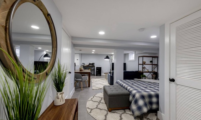 Capitol View Apartment | Clean&Cozy English Basement