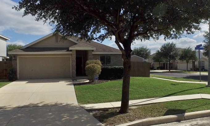 Southside House | Clean & Cozy Home for BMT Graduation 2 miles away from Lackland Air Force Base
