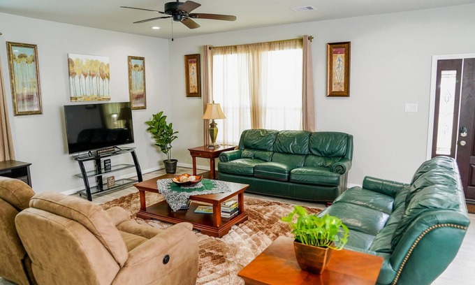 Conroe House | Clean & Cozy new Home, 30 mins to George Bush INTL/downtown 5 mins to woodlands