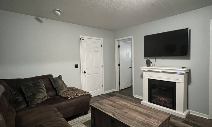 La Crosse Apartment | Clean & Cozy