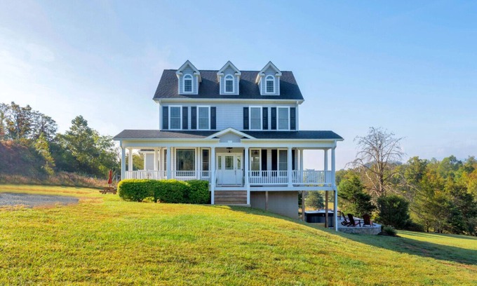 Afton House | Clean family-friendly 5BR in the HEART of Virginia's Wine Country - Amazing views, basement game room, new outdoor patio