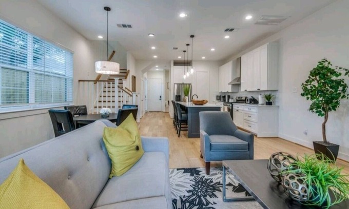 Dallas House | Clean luxury, furnished house for rent