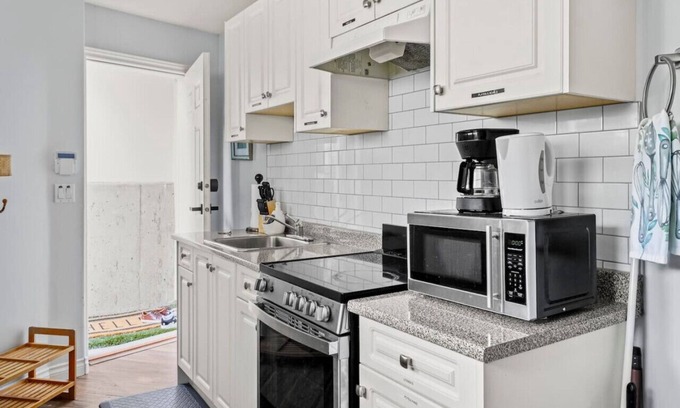 Burnaby House | Clean & Modern 1 Bedroom Suite
