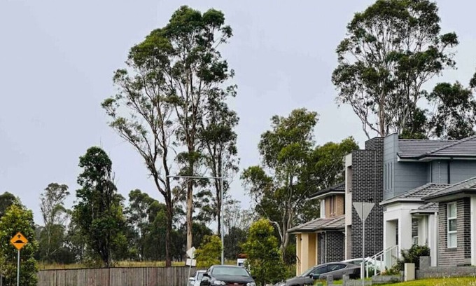 Leppington House | Clean Modern House suits 4-6 people