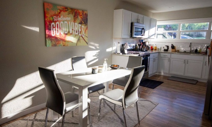 University Hills and Windsor Park House | Clean✨ Modern 🍸 Perfect 👌 Getaway 🛩 15 to downtown