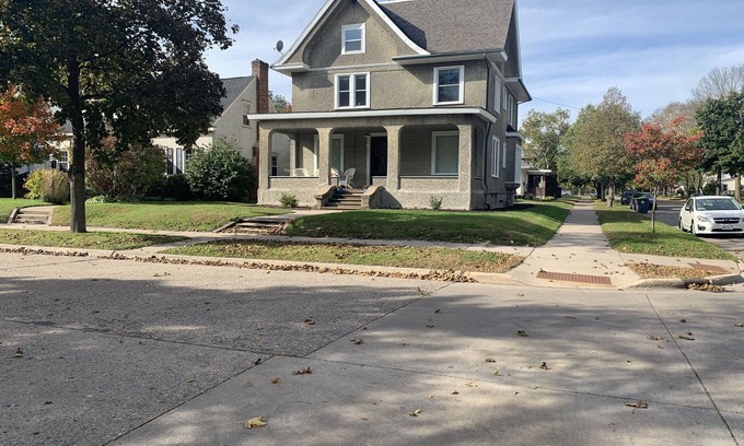 La Crosse House | Clean Modern Victorian Stay
