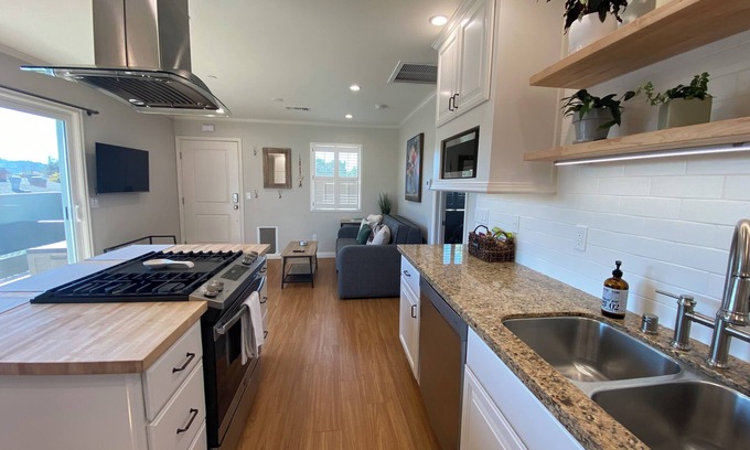 Burbank Condo | Clean Penthouse with Balcony