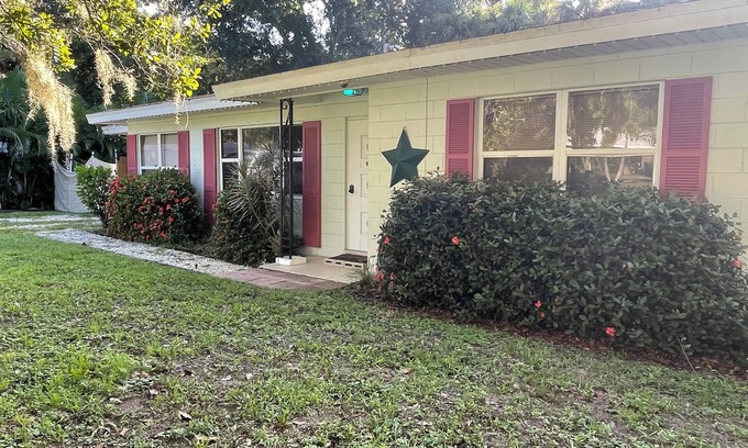 Vero Beach South House | Clean quiet safe Charming 2-bedroom house in beautiful Vero Beach Florida