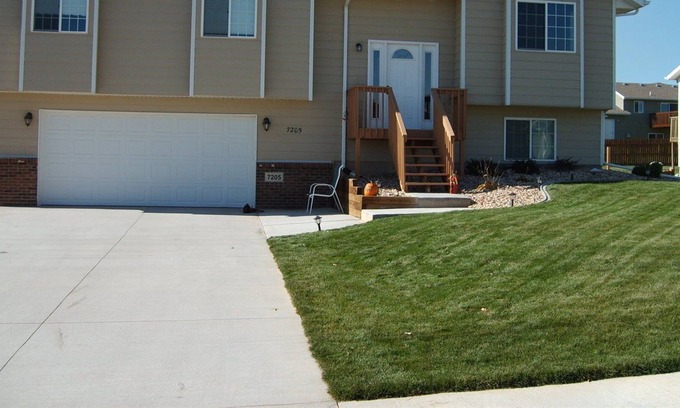 Summerset House | clean, quite, 20 miles from Sturgis.