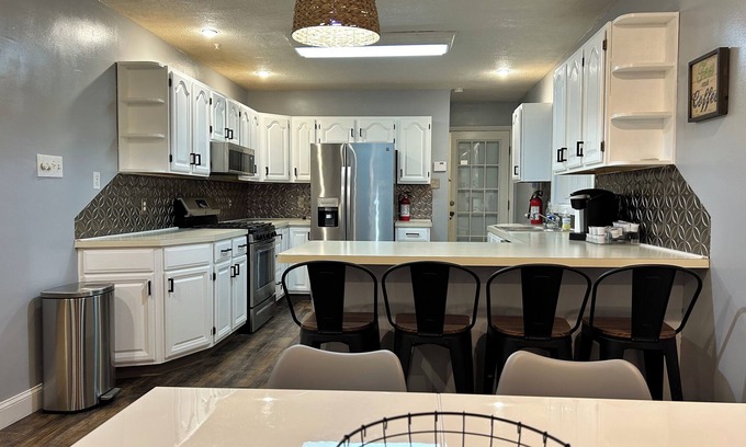 Deptford House | Clean Spacious Family Friendly Home Close to Historic Philadelphia 3 BR-sleeps 6