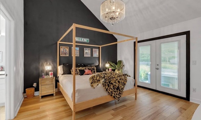 Blasdell House | Clean,Spacious,Newly Updated with Jacuzzi, BarShed. Thoughtfully Decorated!