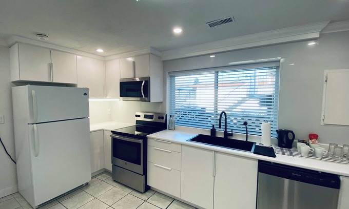 East Side House | CLEAN & SPACIOUS - TROUT LAKE - NANAIMO SKYTRAIN STATION