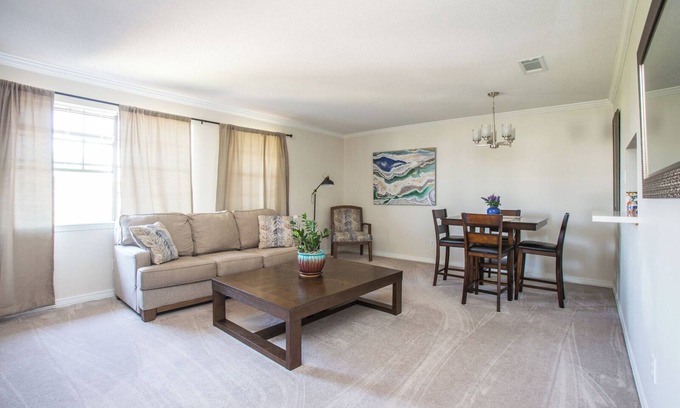 Bucktown Apartment | Clean, Well Kept Apartment