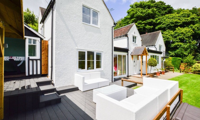 Church Stretton Cottage | CLEARVIEWS spectacular views, all superking rooms en-suite, hot tub, walk to pub