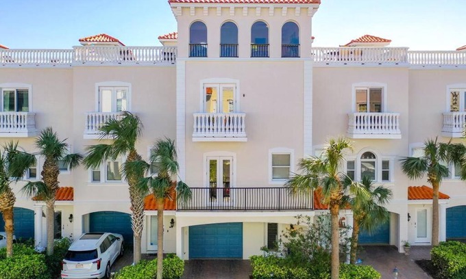Clearwater Beach House | Clearwater Penthouse 5 min Beach walk Heated Pool