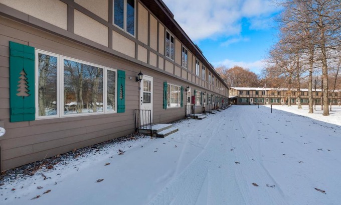 Eagle River Apartment | Cleerwood Village #264