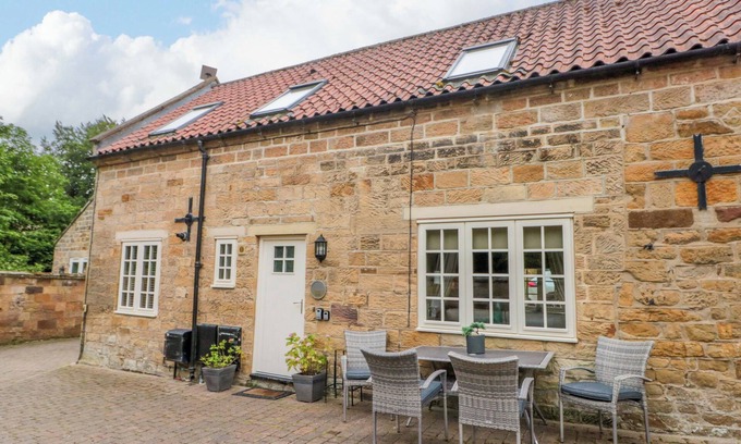 Sandsend Cottage | CLEMATIS COTTAGE, pet friendly, character holiday cottage in Whitby
