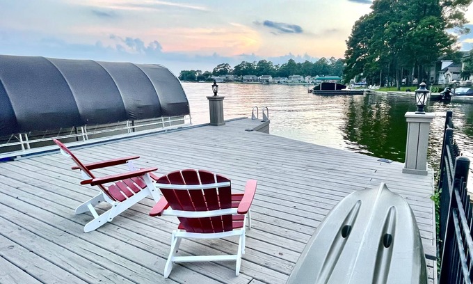 Walden on Lake Conroe House | Clemens' Cottage - Lakefront Bungalow on Lake Conroe w/Private Dock & Boat Slip
